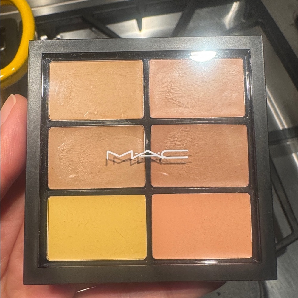MAC Studio Fix Conceal and Correct Palette in "Medium"